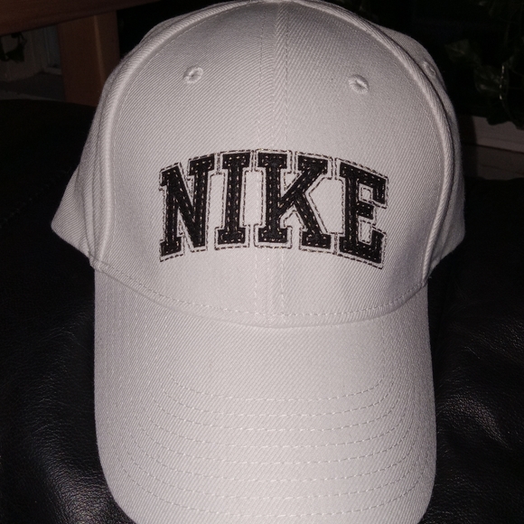 Adult Vintage Black and white unisex Nike baseball hat - Picture 2 of 7